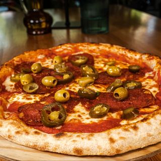 Pizza Diavola con Olive Verdi