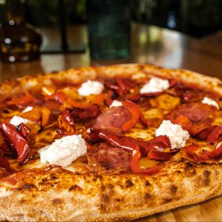 Pizza Pepperoni alla griglia e salame