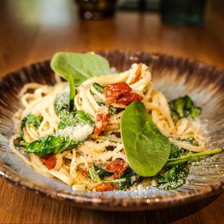 Pasta con pomodori secchi e spinaci