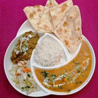 Lunch mięsny poniedziałek - CHICKEN JALFREJI + ALOO PALAK + LUNCH NAAN +LUNCH RICE+ LUNCH SALAD