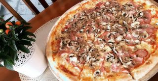 Pizza Capricciosa mała 20 cm.