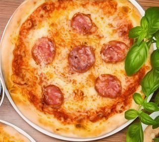 Pizza z salami duża 32 cm.