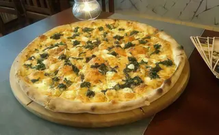 Pizza ze szpinakiem duża 32 cm.