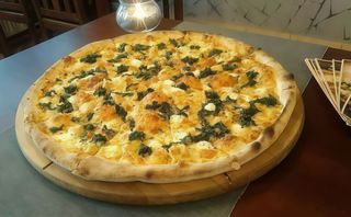 Pizza ze szpinakiem mega 60 cm.
