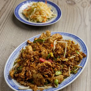 21. Smażony ryż z kurczakiem 600g