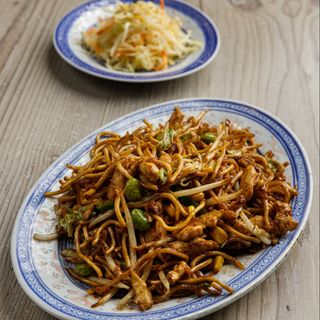 22. Smażony makaron z kurczakiem 600g