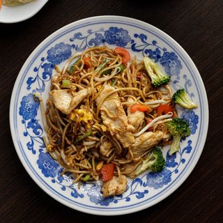 517. Makaron chiński smażony z jajkiem, warzywami i kurczakiem