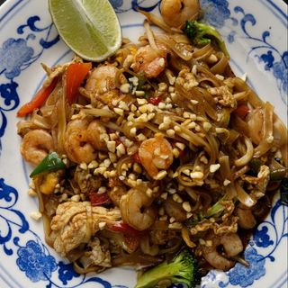 518. Smażony makaron ryżowy z jajkiem, warzywami i krewetkami