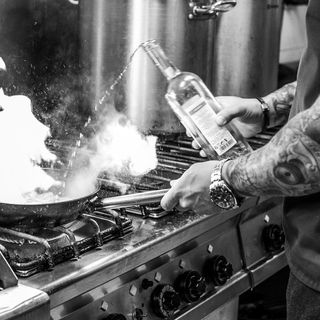 PACCHERI Z PIECZONĄ PAPRYKĄ Z KREWETKAMI