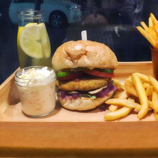 Burger Wegański z Ciecierzycą