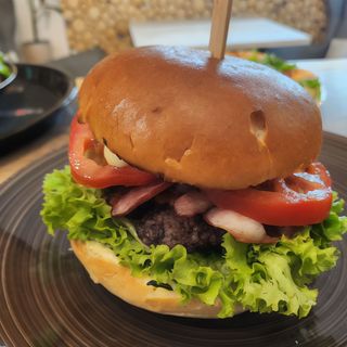 Burger Bacon  + frytki ze skórką