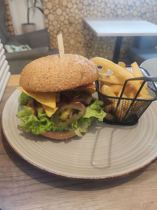 Burger Hot  + frytki ze skórką