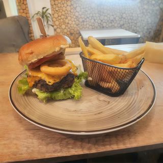 Burger Cheese  + frytki ze skórką