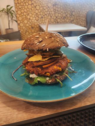 Burger Wegański meksyk  + frytki ze skórką