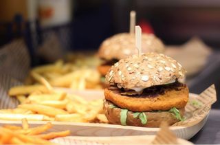 Burger z ciecierzycą + frytki ze skórką