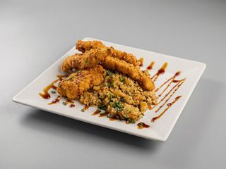 Kurczak w tempurze z makaronem i warzywami