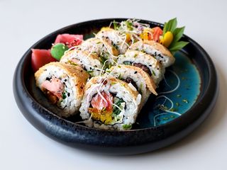 Gold California Roll - łosoś tataki zawinięty w tobiko