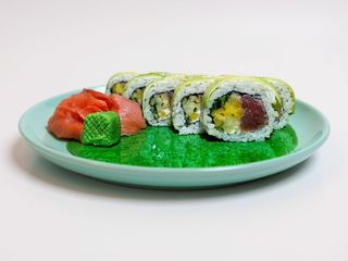 Tataki Tuna Roll - tuńczyk tataki zawinięty w awokado