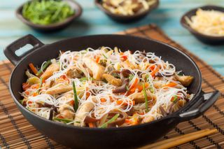 Makaron ryżowy smażony z jajkiem i warzywami