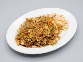 Makaron smażony z kurczakiem