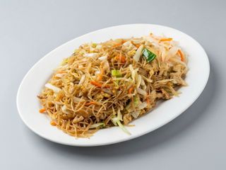 Makaron ryżowy smażony z kurczakiem 