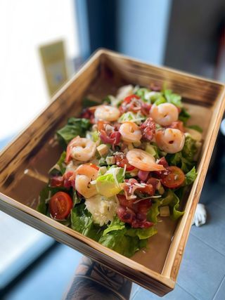 Sałatka Cezar z krewetkami