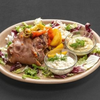 Golonko z kością (ok.400g) w zestawie z kapustą zasmażaną, chrzanem, m