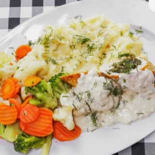 Roladka z fetą i szpinakiem w sosie śmietanowo-serowym z ziemniakami i