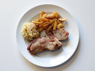 Żeberko pieczone z ziemniakami opiekanymi i kapustą zasmażaną