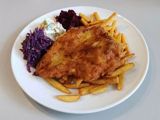 Kotlet drobiowy z frytkami i surówką
