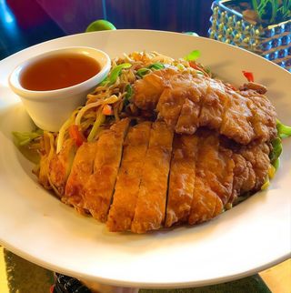 29. Makaron Mie z kurczakiem w panierce