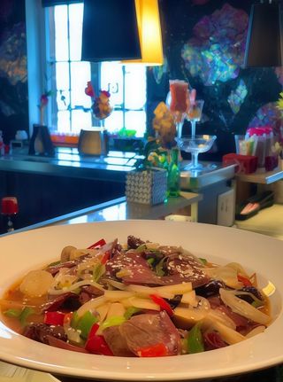 30. Duszona wołowina z pepperoni, czosnkiem i kasztanami wodnymi