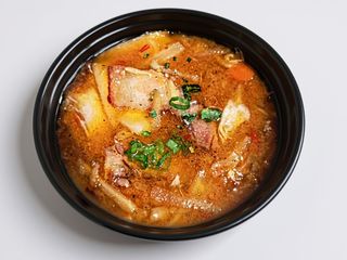 13. Kim chi koreańska z boczkiem kwaśno-pikantna