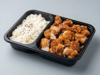 32. Kruche udko z kurczaka z warzywami i sosem 