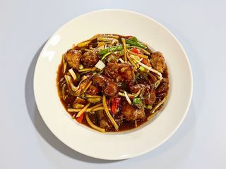 35. Kruche filety rybne z warzywami, grzybami mun i bambusem