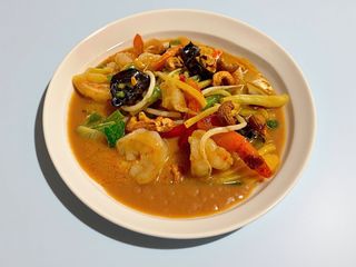 41. Krewetki Black Tiger w czerwonym curry z pędami bambusa