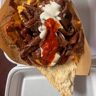 Kebab w bulce z frytkami