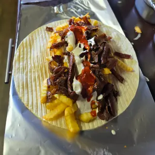 Kebab w cieście z frytkami