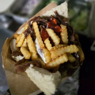 Kebab w bulce z frytkami