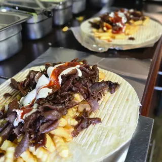 Kebab w cieście z frytkami,surowkami,miesem