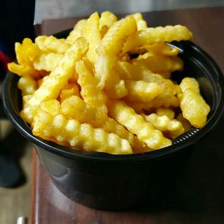 Frytki w kubku z serem cheddar 