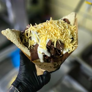 Kebab w bulce z frytkami s serem amerykanin