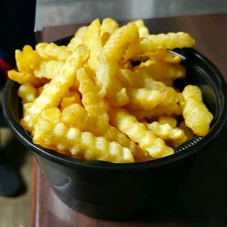 Frytki w kubku z serem cheddar 