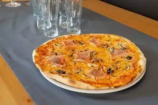 Pizza Prosciutto e Salame 
