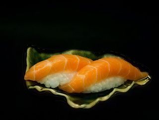 Sushi nigiri sake