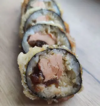 Futo maki z łososiem w cieście tempura 10szt.