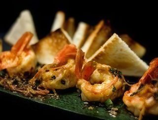 Krewetki tygrysie smażone na maśle z czosnkiem 6 szt