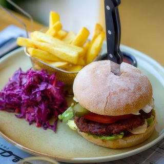 Burger z plackiem z kiszonej kapusty