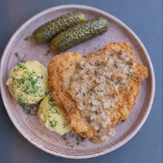 Kotlet schabowy z sosem grzybowym