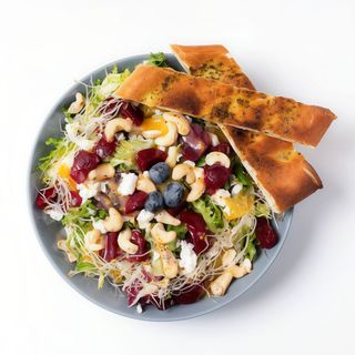 Sałatka z burakiem i kozim serem